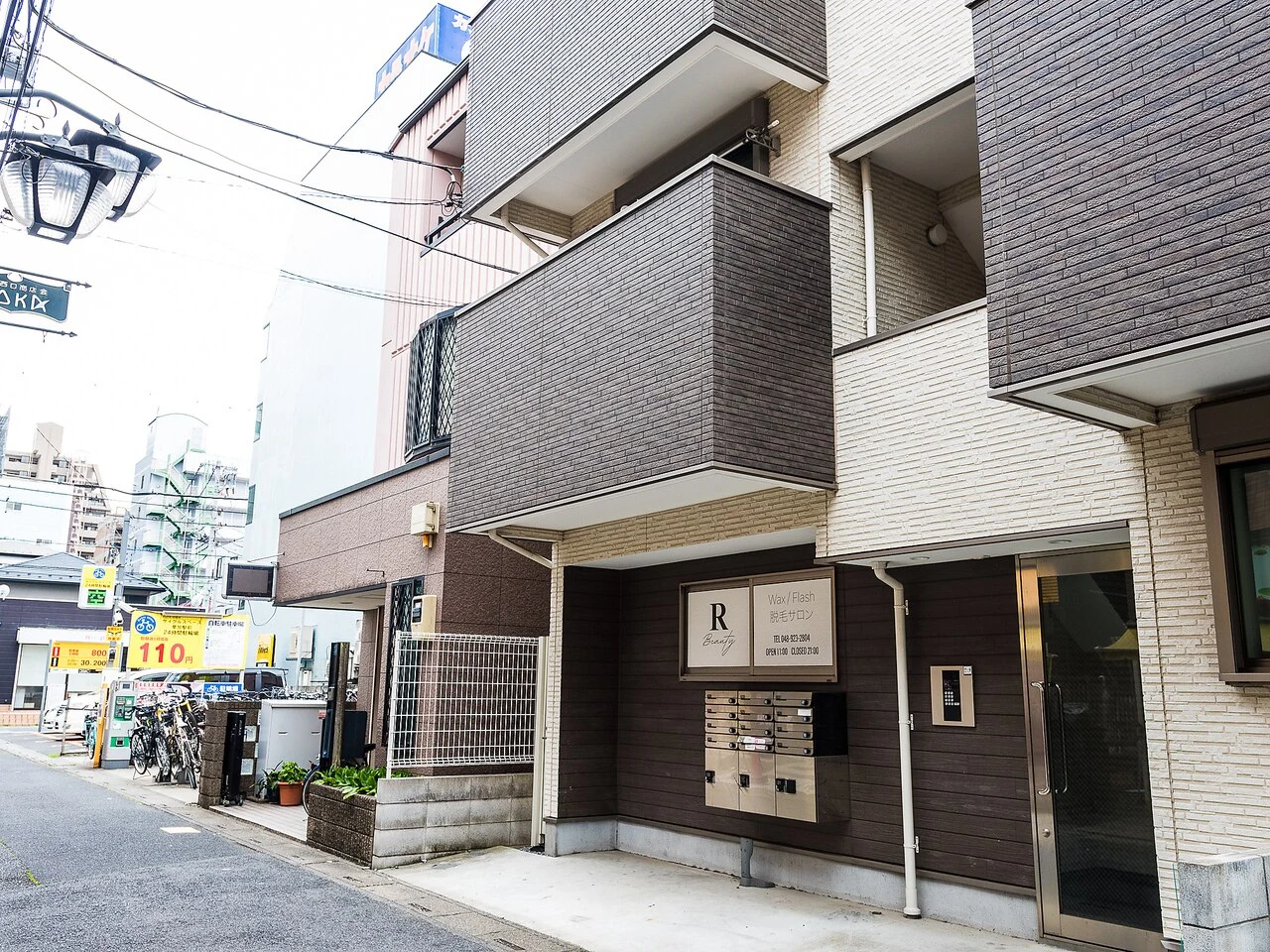 プアンマーライのあるウエストガーデン草加氷川の建物と入口